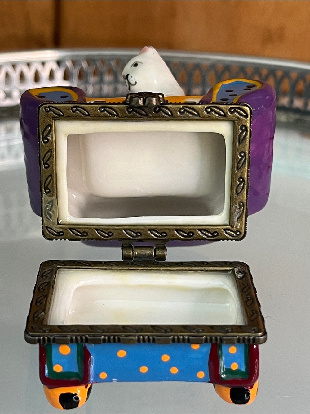 Limoges Style - Whimsical Cat-On-Chair Hand Painted Metal Hinged Trinket Box - Picture 5 of 7